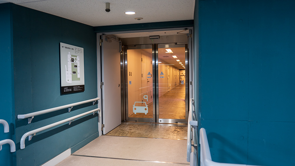 佐賀県庁 地下駐車場の扉