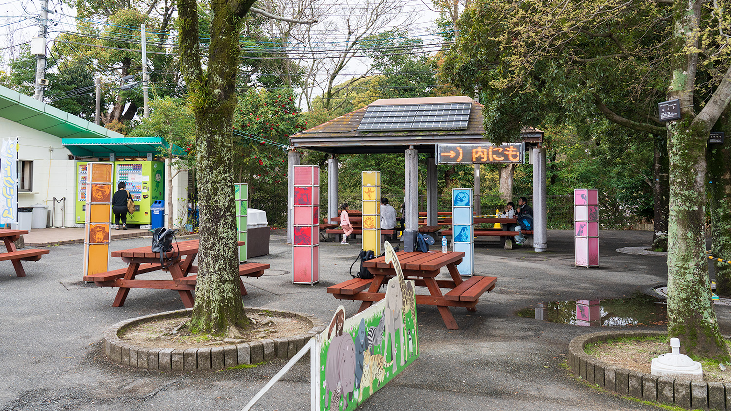 福岡市動植物園 遊戯施設の休憩所
