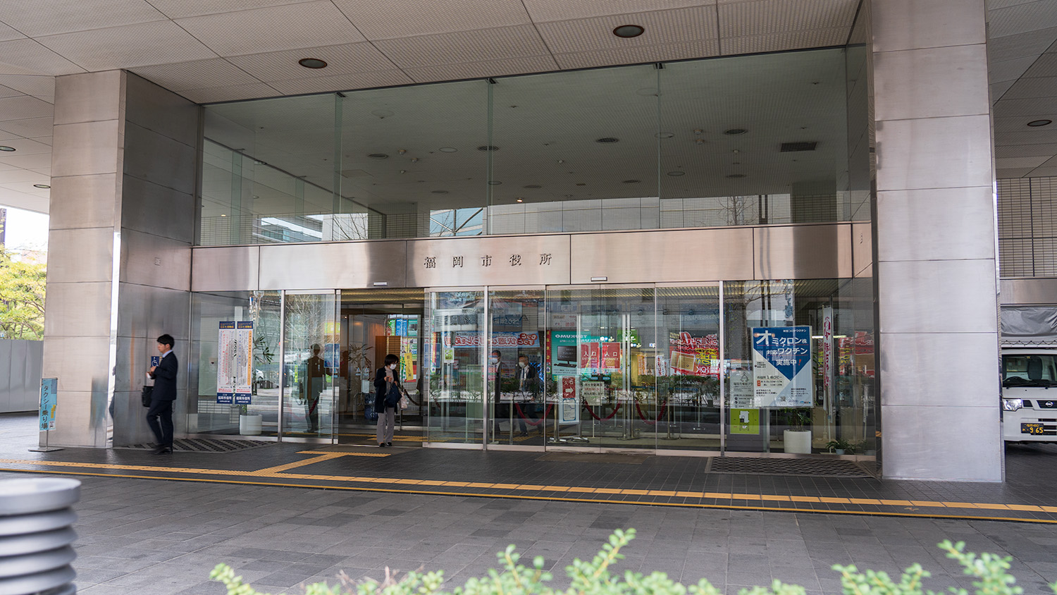 福岡市役所の入口