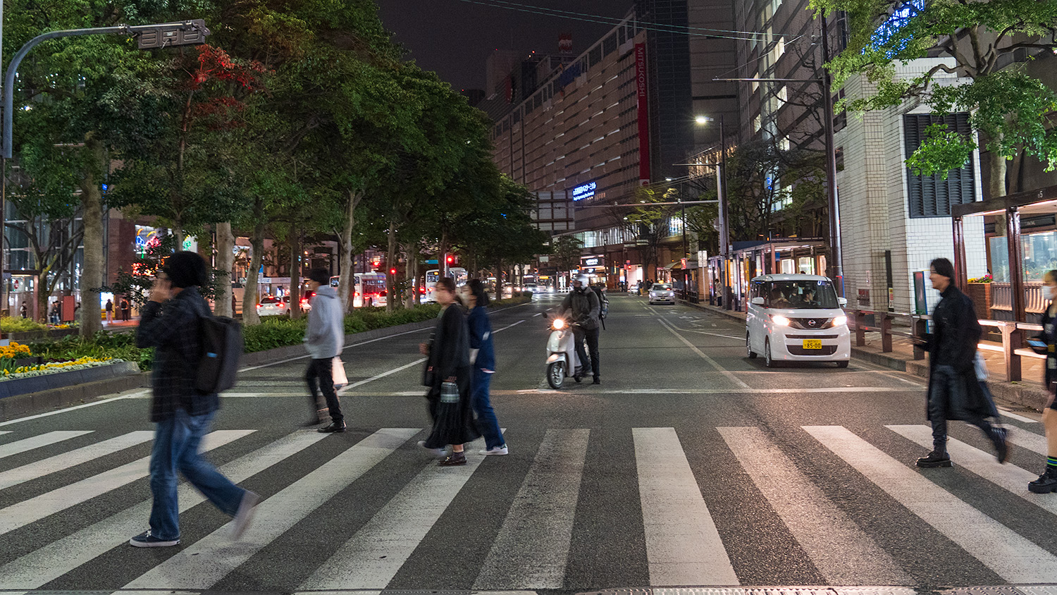 福岡PARCO前の横断歩道と渡辺通り