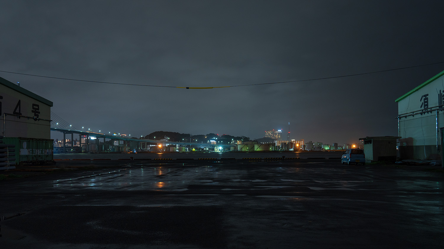 須崎埠頭 西側、夜の倉庫
