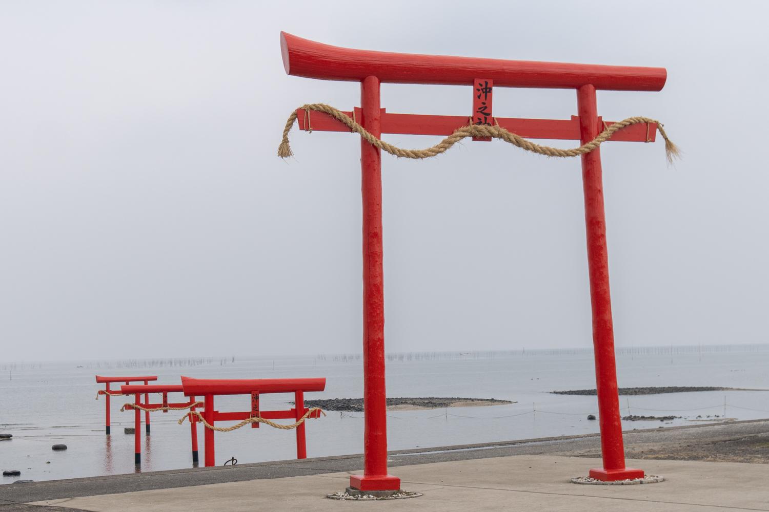 沖之神への参道 大魚神社と海中鳥居